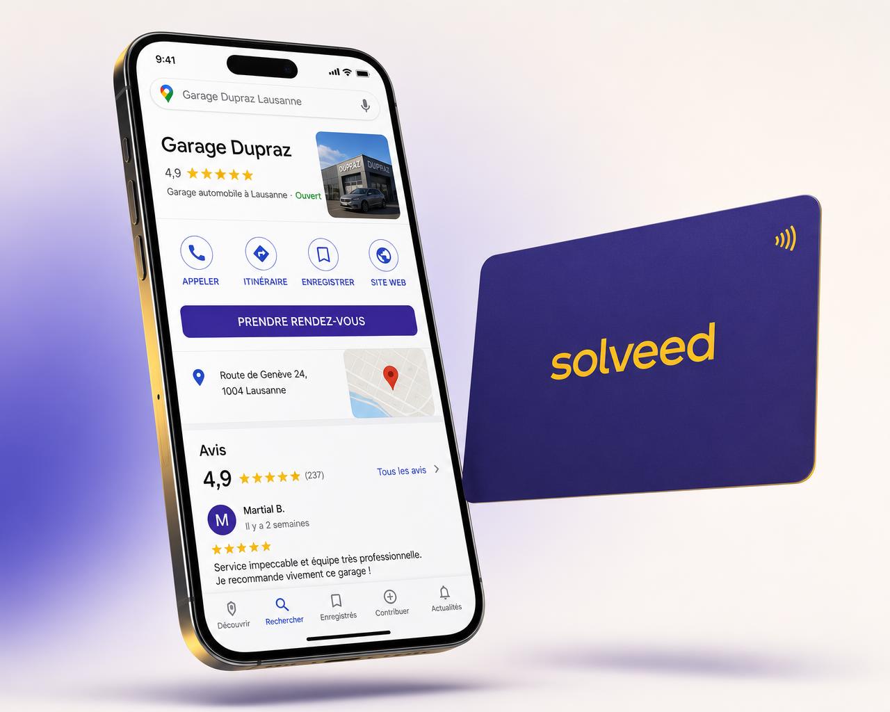 Smartphone affichant une fiche Google Maps 5 étoiles à côté d'une carte NFC Solveed
